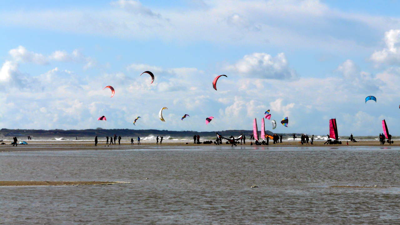 Bunte Kite Segel am Strand vom Brouwersdam